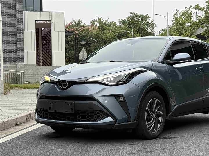 Фото 11 - Toyota C-HR