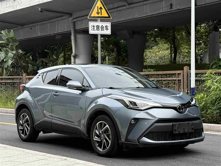 Фото 12 - Toyota C-HR