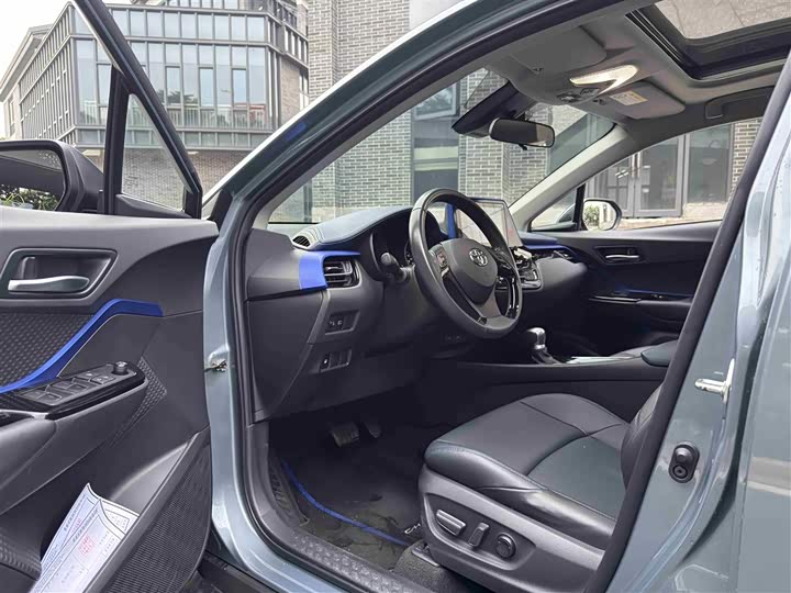 Фото 13 - Toyota C-HR