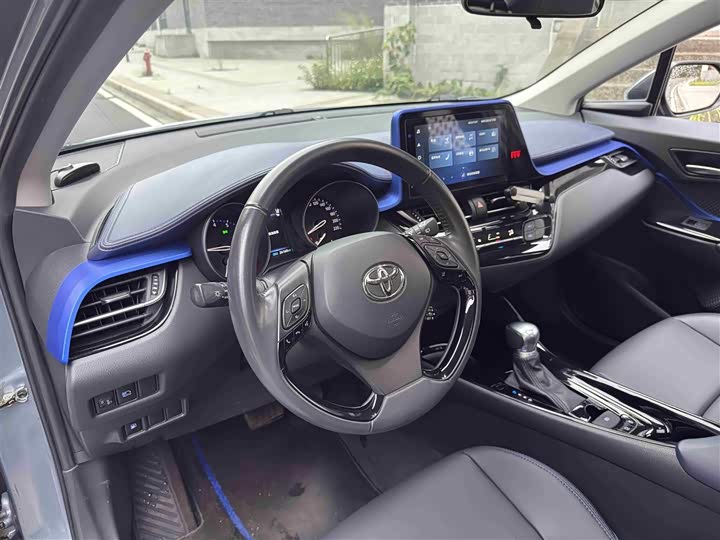 Фото 14 - Toyota C-HR