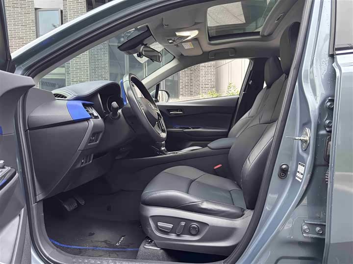 Фото 15 - Toyota C-HR