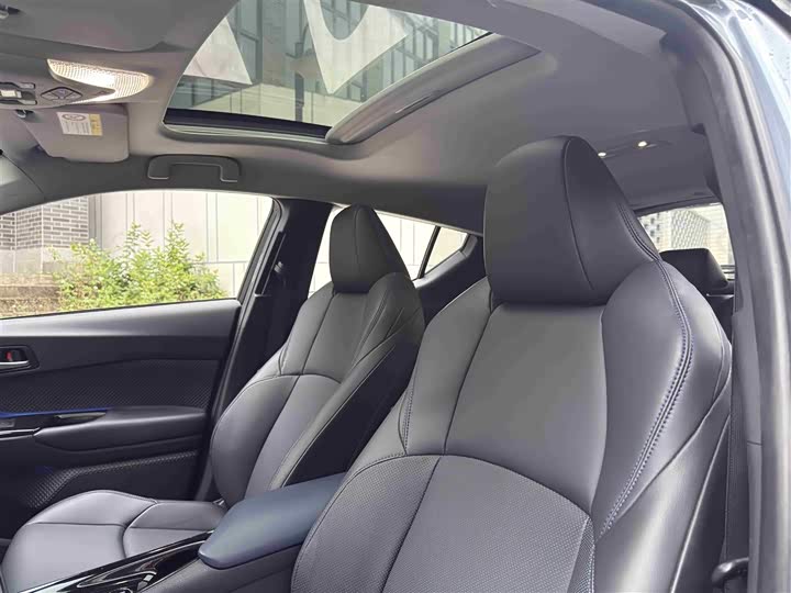 Фото 16 - Toyota C-HR