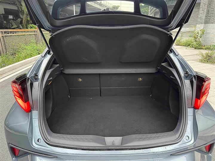 Фото 18 - Toyota C-HR