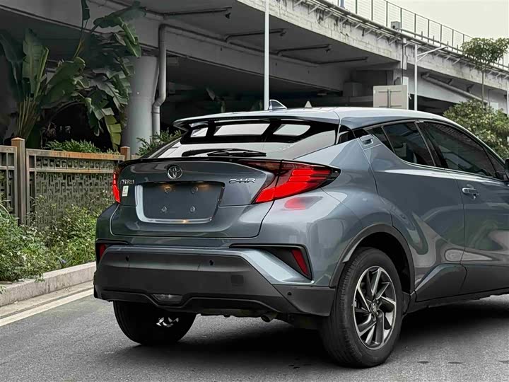 Фото 21 - Toyota C-HR