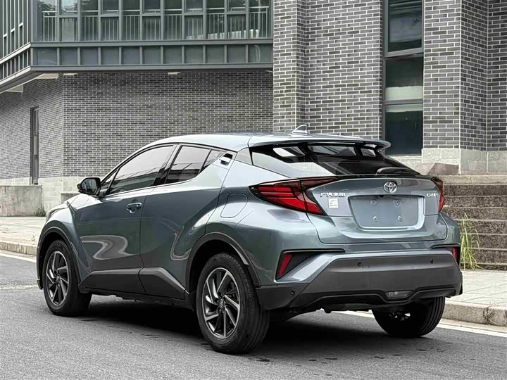Фото 3 - Toyota C-HR