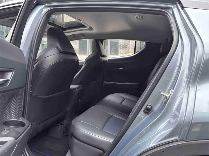 Фото 6 - Toyota C-HR