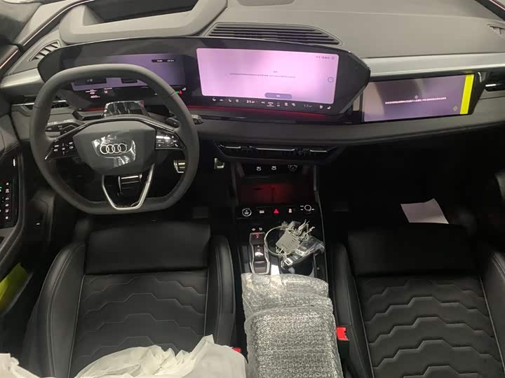 Фото 10 - Audi Q6L e-tron