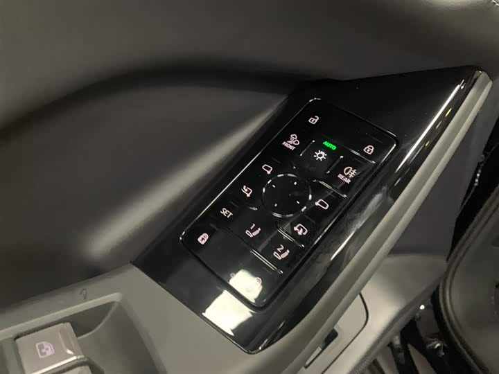 Фото 12 - Audi Q6L e-tron