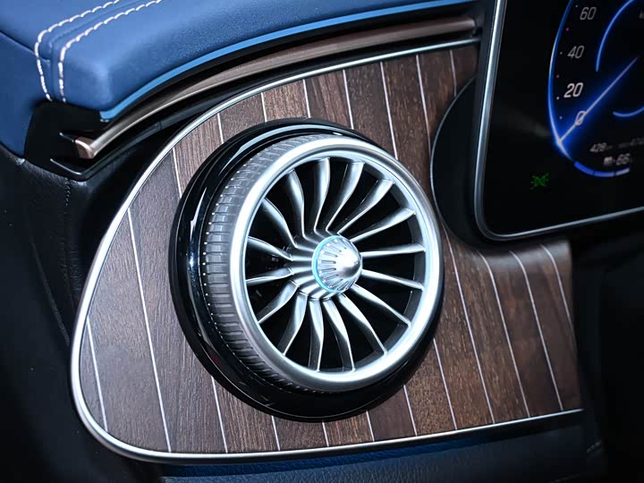 Фото 26 - Mercedes-Benz EQE