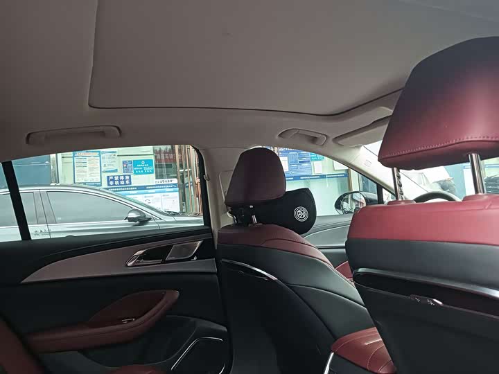 Фото 12 - Hongqi H5