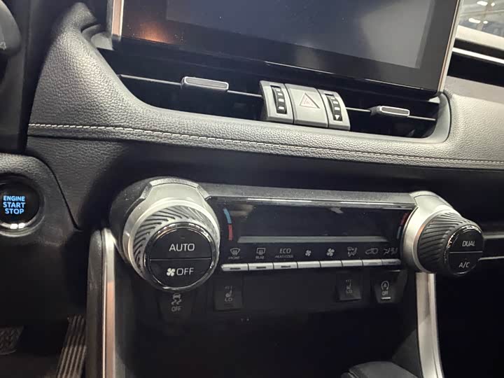 Фото 12 - Toyota RAV4