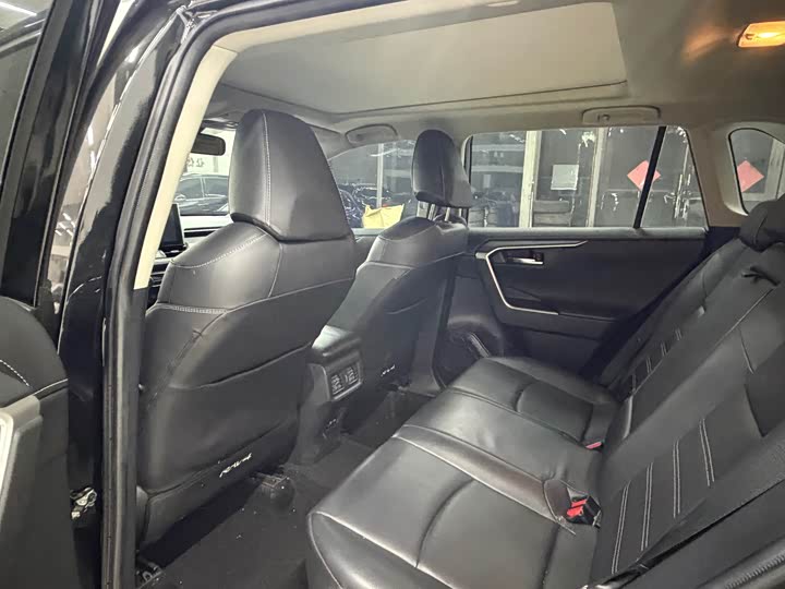 Фото 14 - Toyota RAV4