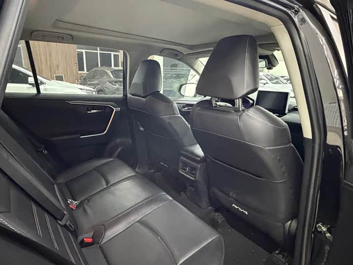 Фото 17 - Toyota RAV4