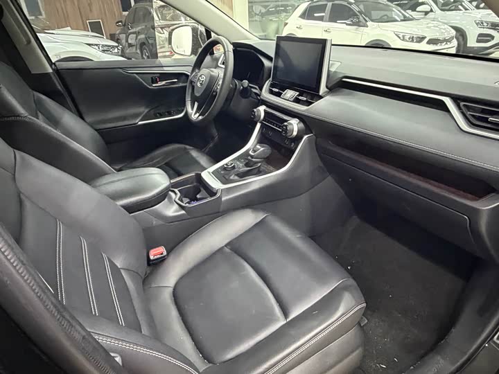 Фото 18 - Toyota RAV4