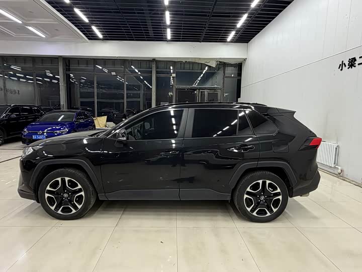 Фото 2 - Toyota RAV4