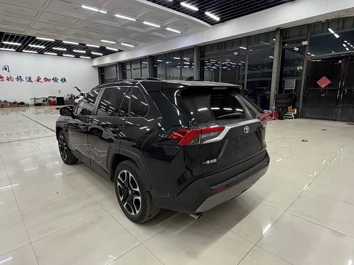 Фото 3 - Toyota RAV4