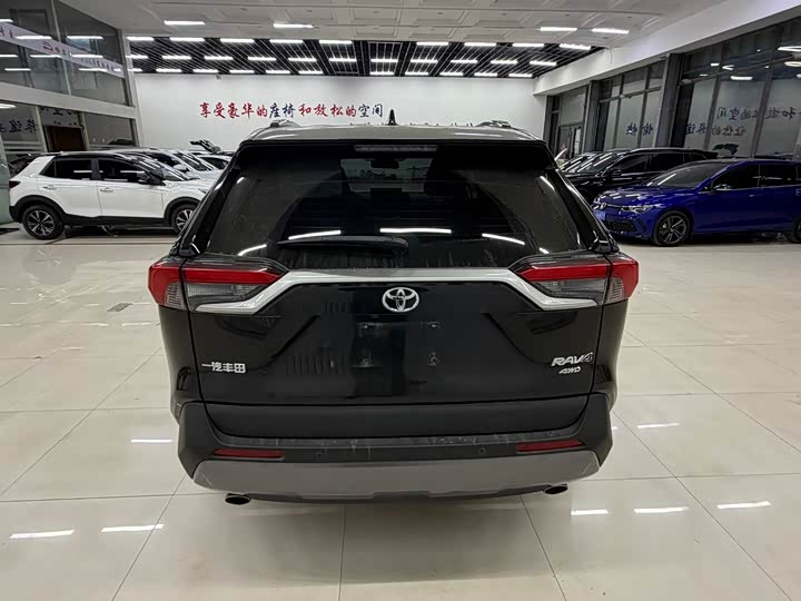 Фото 4 - Toyota RAV4
