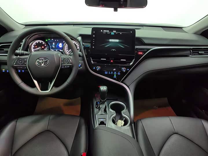 Фото 12 - Toyota Camry