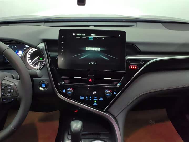 Фото 13 - Toyota Camry