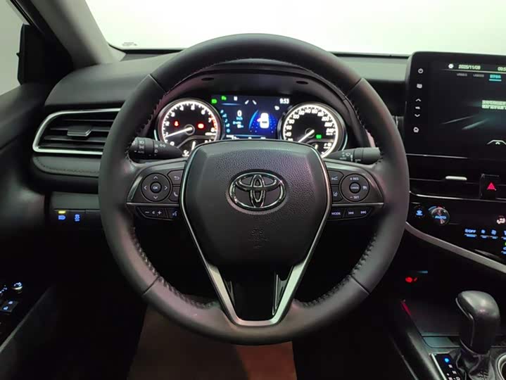 Фото 15 - Toyota Camry