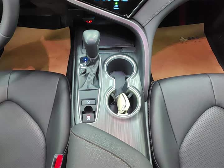 Фото 16 - Toyota Camry