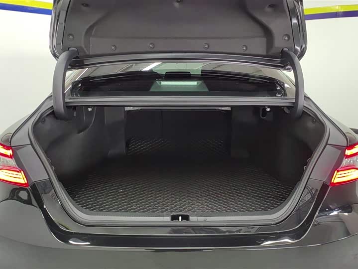 Фото 4 - Toyota Camry