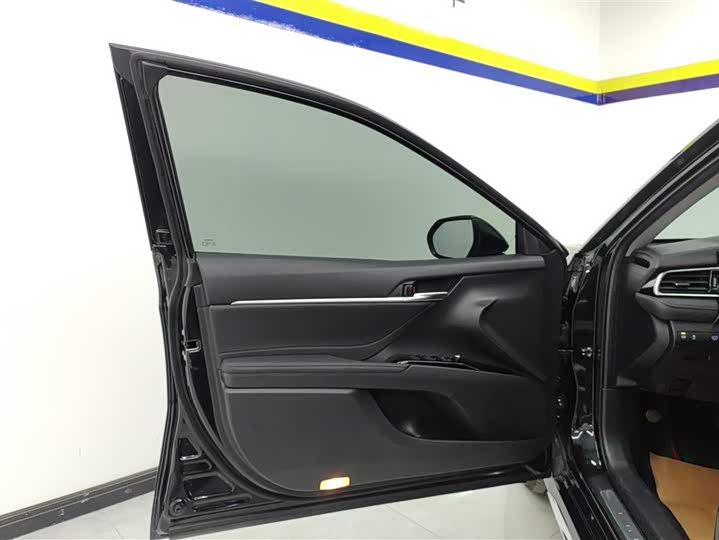 Фото 7 - Toyota Camry