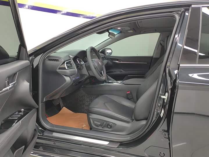 Фото 9 - Toyota Camry