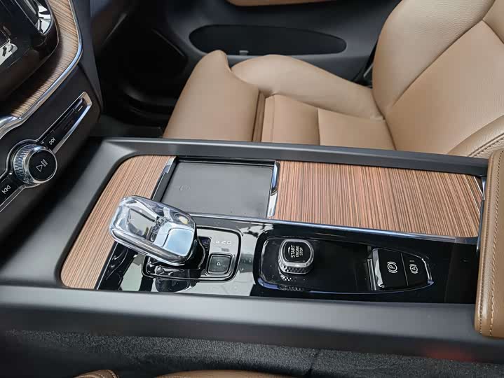 Фото 12 - Volvo XC60