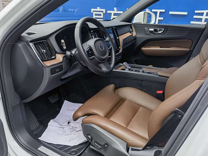 Фото 8 - Volvo XC60