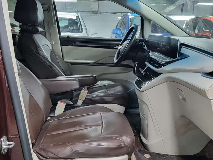 Фото 6 - Buick GL8 ES