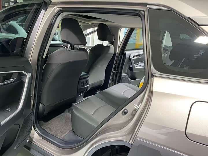 Фото 10 - Toyota RAV4