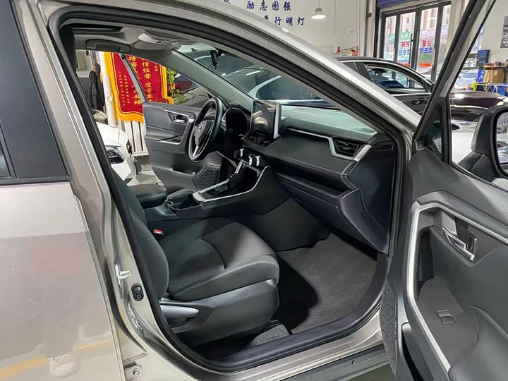 Фото 6 - Toyota RAV4