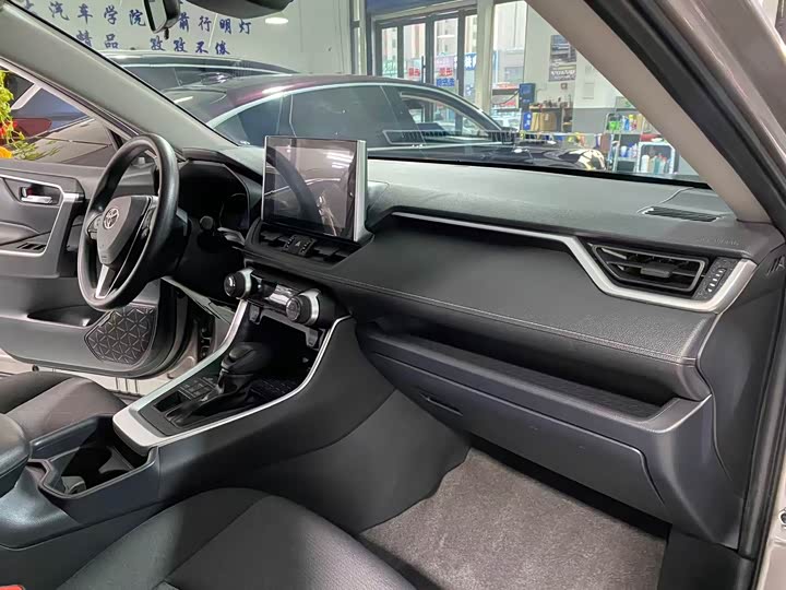 Фото 7 - Toyota RAV4