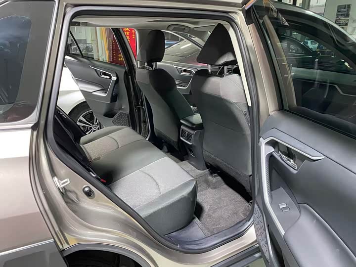 Фото 8 - Toyota RAV4