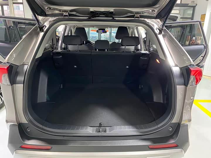 Фото 9 - Toyota RAV4