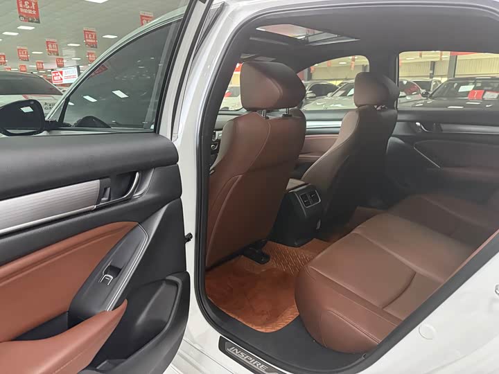 Фото 10 - Honda Inspire