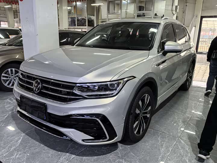 Фото 1 - Volkswagen Tiguan L Pro