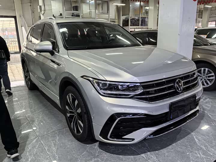 Фото 3 - Volkswagen Tiguan L Pro