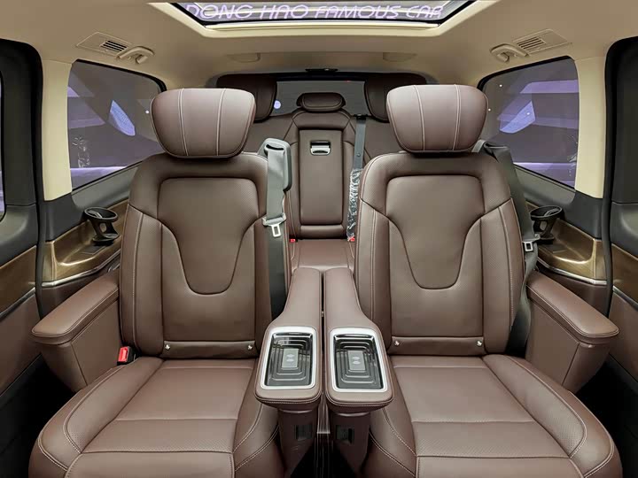 Фото 13 - Mercedes-Benz V-Class