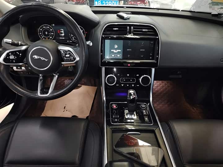 Фото 13 - Jaguar XE L