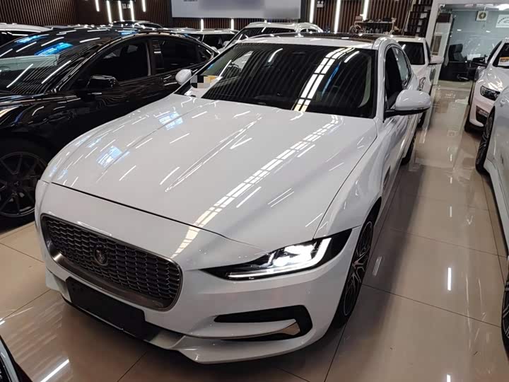Фото 2 - Jaguar XE L