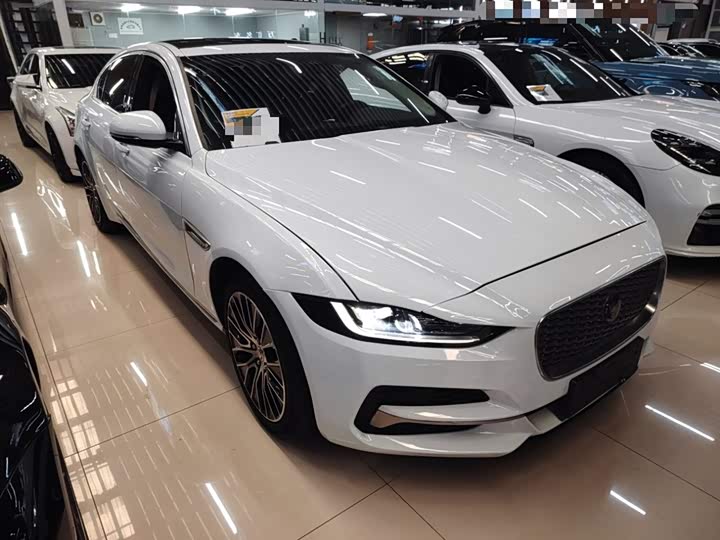 Фото 4 - Jaguar XE L