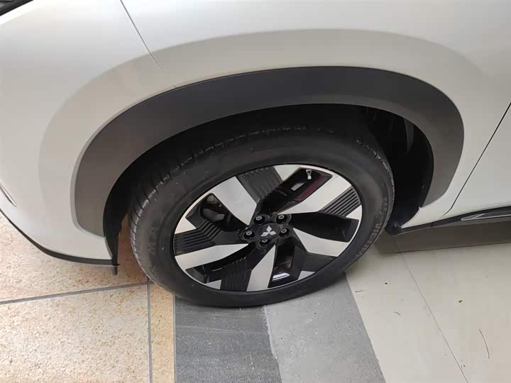 Фото 23 - Mitsubishi Airtrek EV