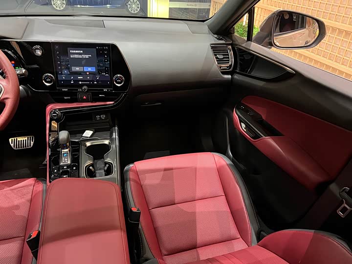 Фото 15 - Lexus NX