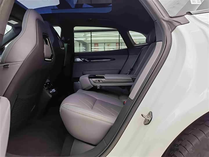 Фото 11 - Zeekr 001