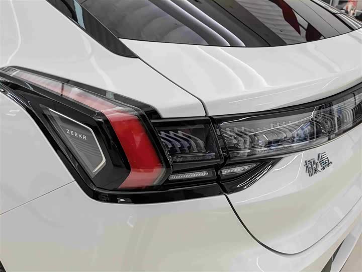Фото 6 - Zeekr 001