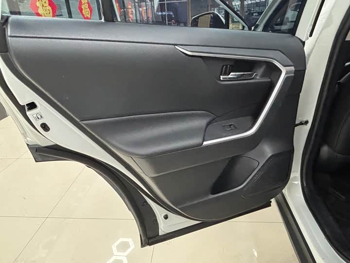 Фото 10 - Toyota RAV4