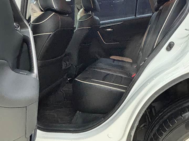 Фото 11 - Toyota RAV4