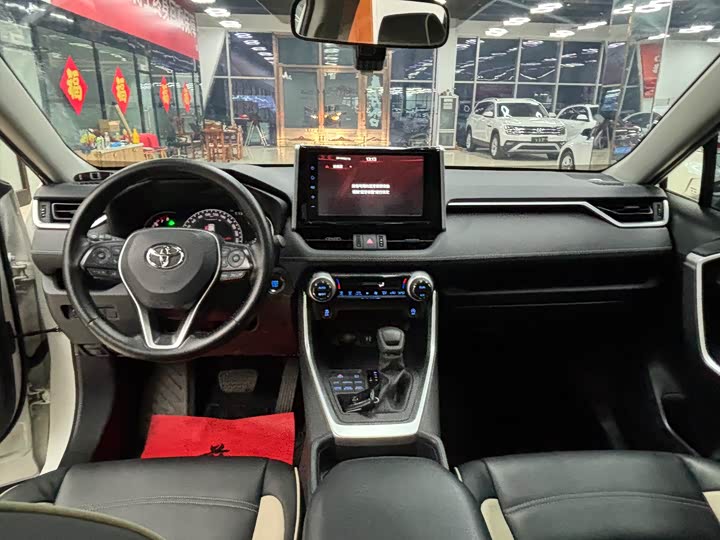 Фото 13 - Toyota RAV4